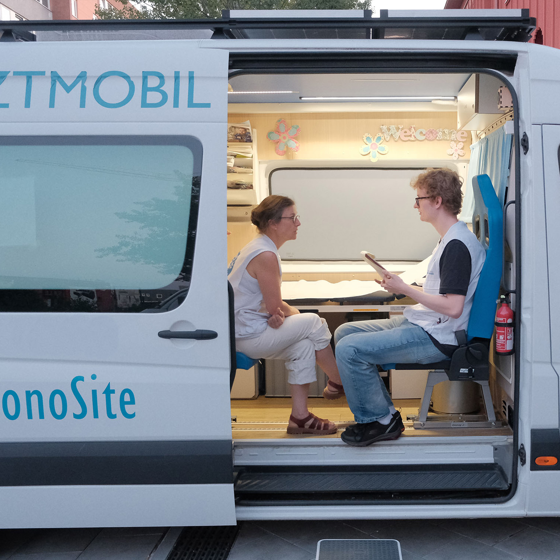 Unser open.med-Team fährt regelmäßig mit Behandlungsbussen zum Münchner Übernachtungsschutz und an den Münchner Hauptbahnhof, um dort medizinische Erstversorgung anzubieten.