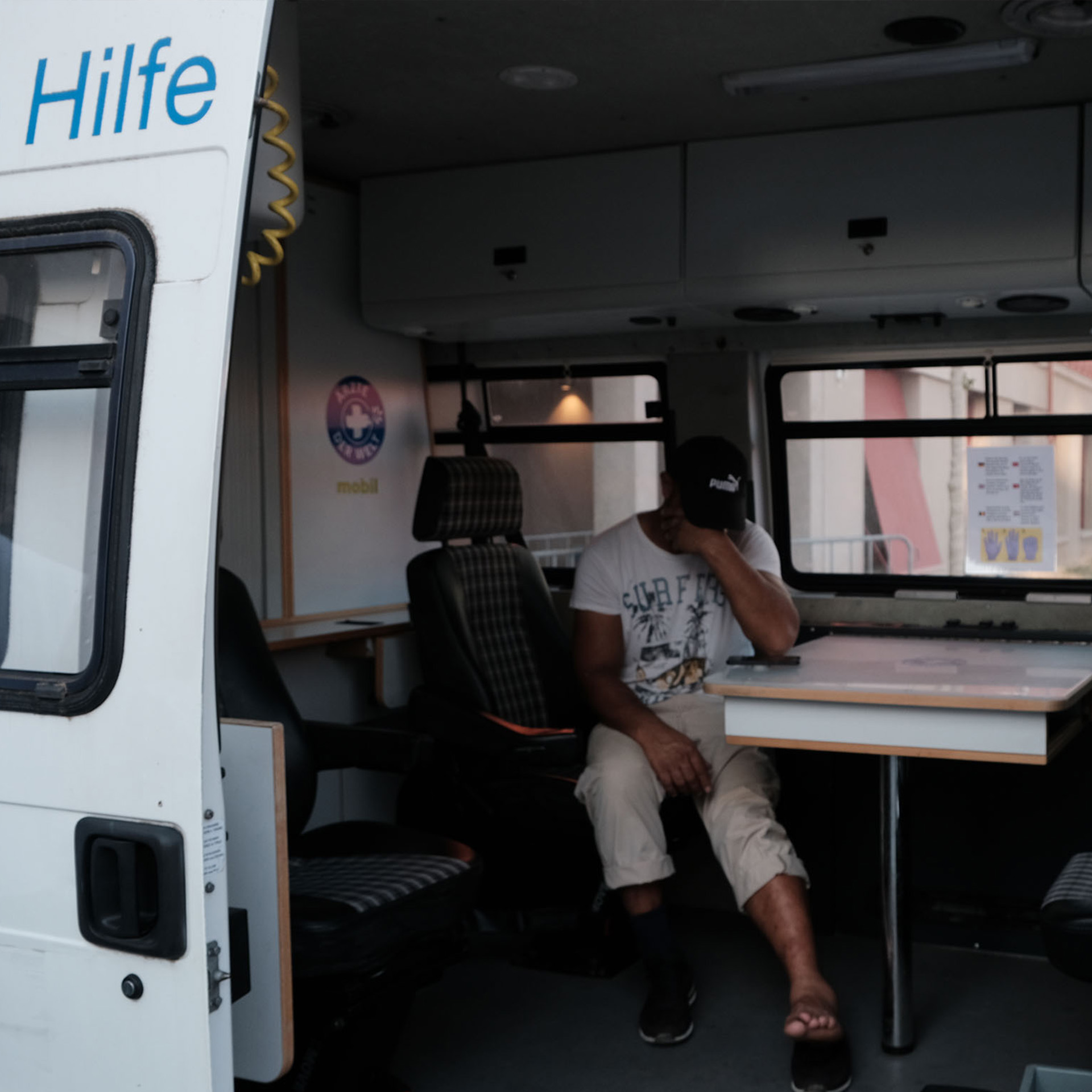 Menschen ohne Krankenversicherung können einfach für eine Behandlung zum Bus kommen. Falls unser Team nicht helfen kann, vermitteln wir sie an passende Stellen weiter.